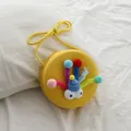 Bolso bandolera redondo tejido amarillo para niñas con ojos de monstruo y pompones coloridos - Amarillo