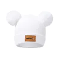Detail van de witte gebreide babymuts met dubbele pompons en een mini-leren label - Eén maat / crème