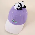 Detailaufnahme der Kinder-Basecap mit Plüsch-Pandabär und besticktem Idea-Schriftzug - Lila