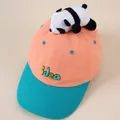 Detail einer Kinder-Baseballkappe mit Plüsch-Pandapuppe und gesticktem Idea-Schriftzug - Orange