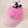 Detail der rosa Baseballkappe mit süßem Plüschpanda und besticktem Idea-Schriftzug - Zartrosa
