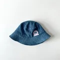 Cappello pescatore per bambini in denim blu scuro con patch 74 Holiday e protezione solare - Blu Notte