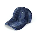 Cappellino da baseball in denim blu scuro consumato con strappi e cuciture bianche - Taglia unica / Blu Denim Scuro-Blu