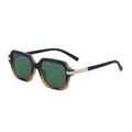 Lunettes de soleil carrées avec monture dégradée noir ambre et verres verts, vue à 45 degrés - Noir Mat Écaille Or Vert