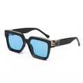 Lunettes de soleil rectangulaires noires, verres bleu clair et détails en métal doré - Monture Noire Verres Bleus