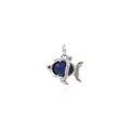 Makro-Detail eines 18K vergoldeten Tropenfisch-Anhängers mit blauem Edelstein und Kristallen - Weißgold Blauer Zirkonia