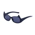 Trendige Y2K-Sonnenbrille in Fledermausform, Cat-Eye-Stil in Schwarz auf weißem Grund - Glänzendes Schwarz / Grau