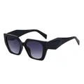 Occhiali da sole cat-eye alla moda con montatura nera larga e lenti viola sfumate - Nero / Grigio Sfumato