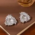 Orecchini a perno a forma di petalo in argento con texture metallica pieghettata - Orecchini a trama pieghettata a petalo d'argento (S2272-1)