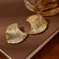 Orecchini a conchiglia dorati minimalisti con petali a strati in stile vintage - Orecchini a motivo radiale a ventaglio a conchiglia dorata (S2285-1)