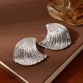 Orecchini a lobo minimalisti a fiore argento con texture ondulata su libro - Orecchini a onda pieghettata a ventaglio in argento (S2293-1)