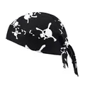Detalle de gorra de ciclismo transpirable con estampado de calaveras blancas - Patrón de Calavera Blanco Negro