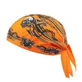Dettaglio bandana da ciclismo arancione con teschi e lacci regolabili per una vestibilità ideale - Motivo Teschio Fiamma Arancione