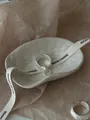 Anello artigianale in argento sterling 925 con trama martellata e piccolo ciondolo a cerchio - Stile Texture Martellata con Pendente ad Anello (J7290)