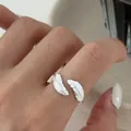 Bague ouverte plume en argent sterling S925 ajustable avec texture brossée détaillée - Style Enveloppant à Double Plume (J7224)