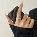 Bague élégante en argent 925 avec finition dorée et incrustation géométrique blanche - Style Perlé à Coupe Géométrique (J7115)