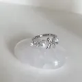 Bague en argent 925 avec perles, zircone cubique et breloque noeud en métal poli - Style Zircon à Noeud Perle (J7107)