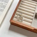 Bague multicouche minimaliste en argent sterling 925 présentée dans un écrin à bijoux - Style Géométrique de Superposition à Plusieurs Couches (J7055)