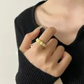 Bague en argent 925 doré avec motif festonné en émail blanc portée par un modèle - Style de Contour en Éventail de Vague (J7114)