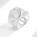 Anillo ancho plateado con diseño circular grande y acabado con textura martillada - Abierto Ajustable / Oro Blanco