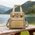 Taktische khakifarbene Isoliertasche mit MOLLE-System und Tragegurt auf dem Tisch - Khaki
