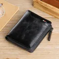 Portafoglio uomo nero con zip e protezione RFID con dettaglio nastro su piano in legno - Senza Logo / Nero