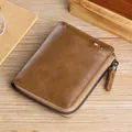 Portafoglio da uomo in pelle marrone con cerniera e dettaglio a righe classiche - Khaki - Senza Logo