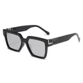 Lunettes de soleil carrées oversize chic avec monture noire et rivets argentés - Noir (Monture Noire Verre Mercure)