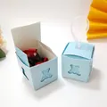Detail der hellblauen Babybär-Geschenkbox mit Hohlraumdesign und weißem Seidenband - Klein / Blau