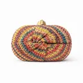 Detailaufnahme einer bunten Strick-Clutch mit Knotendesign und goldenem Metallverschluss - Rot