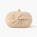 Detailansicht einer beigen geflochtenen Clutch mit einem eleganten Twist-Knoten-Design - Milchweiß