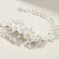 Eleganter Braut-Haarkamm mit weißen Kunstharzrosen, Perlen und Glitzerkristallen - Kunstperlen-Blumen-Haarkamm-Stil / Silber