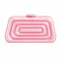 Detailansicht der perlmuttfarbenen Acryl-Oberfläche und des Metalldrehverschlusses der Clutch - Rosa