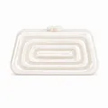 Makroansicht der perlweißen Acryl-Clutch mit architektonisch abgestufter Textur - Elfenbein