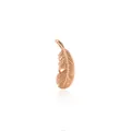 Détail d'un pendentif plume plaqué or 24K avec textures réalistes pour bijoux DIY - Or rose