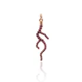 Pendentif racine en plaqué or 24K avec cristaux rouges sur un fond blanc neutre - Or rose
