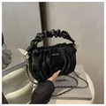 Elegante borsa a tracolla nera plissettata con catena e manico con design arricciato - Nero