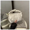 Elegante borsa a nuvola plissettata bianco off-white con catena oro e manico arricciato - Bianco