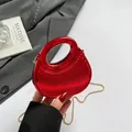 Bolso de mano acrílico rojo metálico con rayas verticales y cadena dorada - Rojo