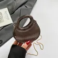 Pochette gris métallisé avec plis verticaux et fine bandoulière chaîne dorée - Marron