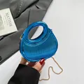 Bolso de acrílico azul metalizado con textura plisada y cadena dorada para mujer - Azul