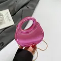 Mini sac à main chic en acrylique magenta avec rayures et bandoulière dorée - Rose