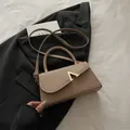 Khaki PU-Leder Umhängetasche mit V-Metallverschluss auf schwarzem Blazer-Hintergrund - Khaki