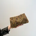 Pochette de maquillage moderne à motif léopard tenue à la main pour un look élégant - Marron