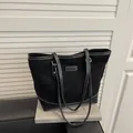 Große schwarze gesteppte Shopper-Tasche mit Kontrastnähten und modischem Emblem - Schwarz