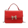 Minimalistische rote quadratische Handtasche aus Leder mit silberner Schleife und Kette - Rot