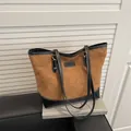 Große Shopper-Tasche in Braun und Schwarz mit Rautensteppung und modischem Label - Braun