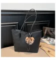 Bolso tote negro grande de piel lichi con colgante de corazón de leopardo y asas largas - Negro con colgante
