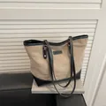 Gesteppte Tragetasche in Kaffeebraun und Schwarz mit Kontrastpaspeln und Nieten - Khaki