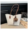 Bolso tote de cuero blanco granulado con correas marrones y colgante de corazón - Blanco con colgante